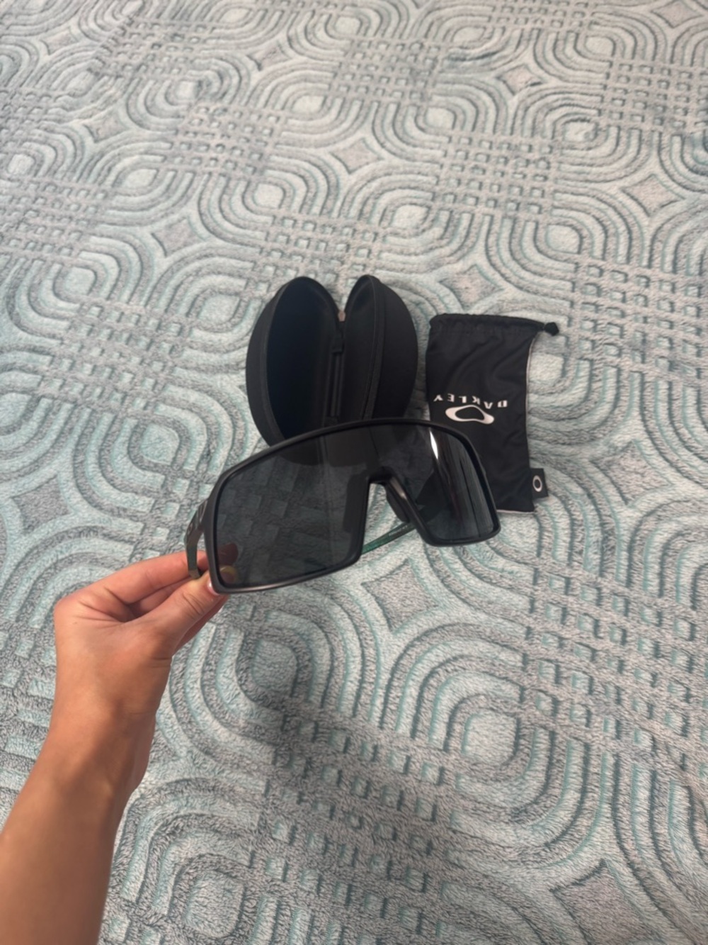 Oakley Black Eyewear Box with Accessories. One side is missing an O symbol - Picture 2 of 4